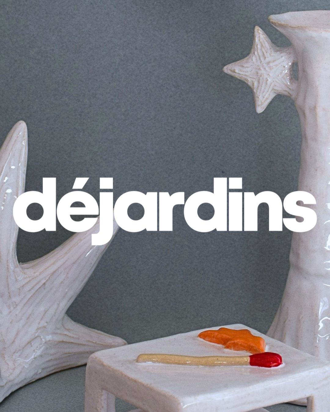 Charger la vidéo : Le Grand Chandelier, issu de la collection Pierrot, évoque l’univers tendre et mélancolique du célèbre clown rêveur. Son modelage, tout en douceur, rend hommage à la nuit et à ses étoiles en s'inspirant de la célèbre comptine Au Clair de la Lune. Qu’il éclaire une table de chevet ou un coin de salon, Le Grand Chandelier incarne une poésie discrète. Façonné entièrement à la main, chaque bougeoir présente des irrégularités subtiles qui témoignent d'un geste instinctif.
Pièce unique, fabriquée à la main