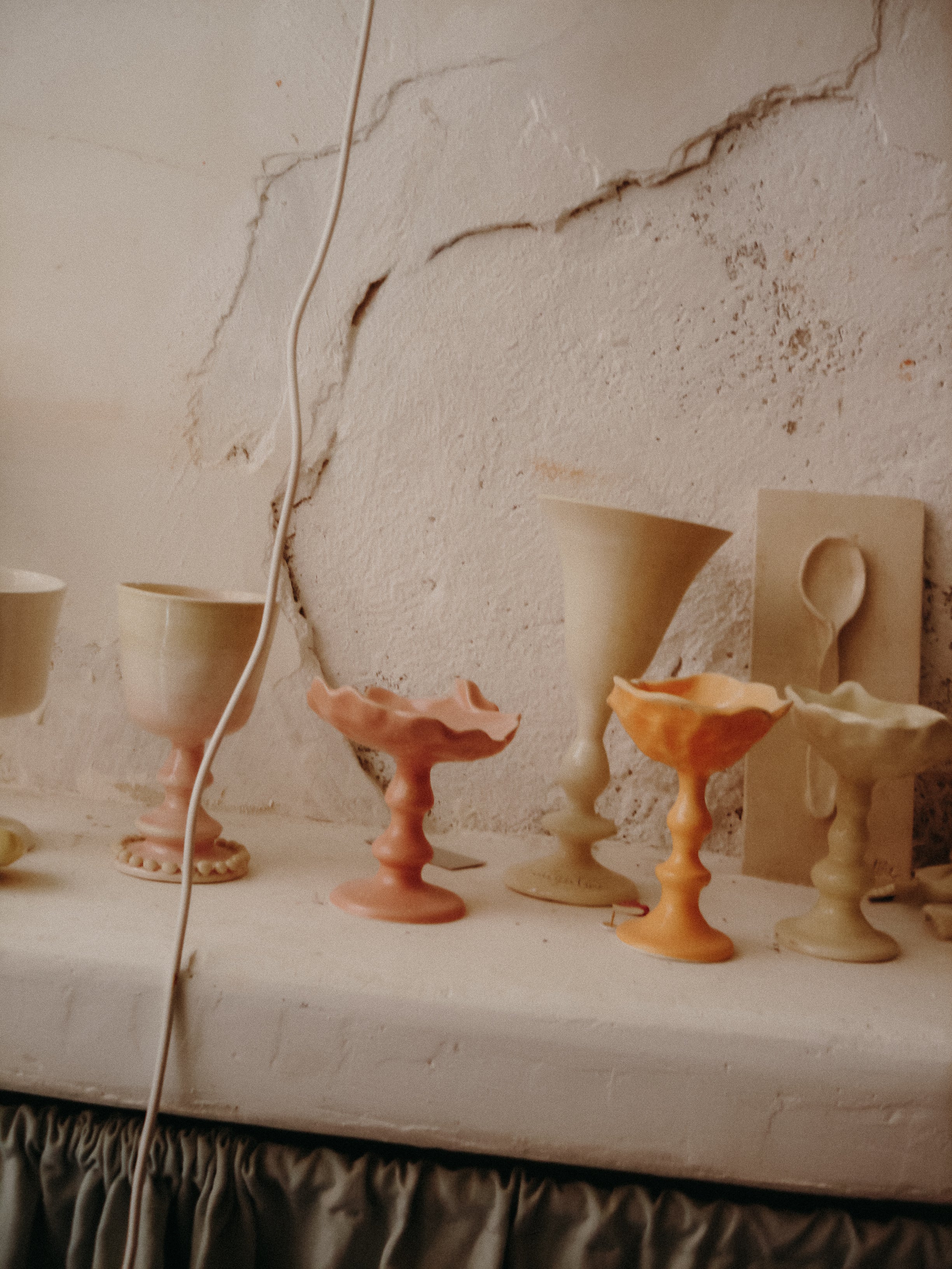 Charger la vidéo : Cette coupelle sur pied, délicatement inspirée des formes de coquillage, fait partie de notre collection art de la table. Elle peut servir pour un dessert ou même comme écrin pour bijoux.
Chaque pièce est produite à la main et à la commande dans notre atelier marseillais, ce qui rend chacune singulière : de légères variations de taille, de forme ou de texture témoignent du travail artisanal.
Pour préserver sa beauté dans le temps, nous recommandons un lavage à la main.