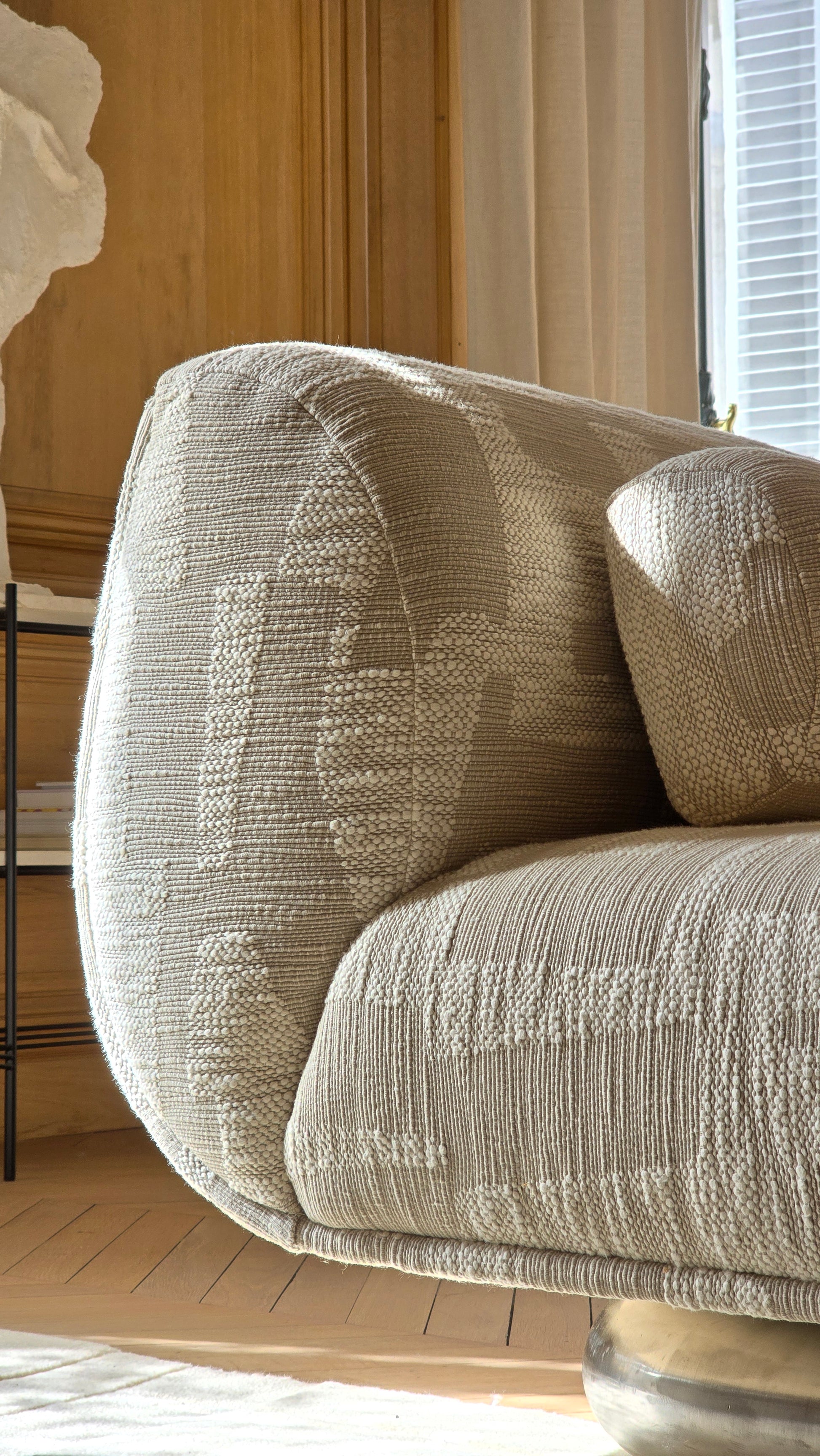 Pièce phare de notre collection Cienna , le canapé Le C. par Caroline Andréoni incarne un équilibre parfait entre un design audacieux et un confort enveloppant. Inspirée de l'architecture navale, sa structure en bois rappelle la coque d'un bateau, offrant à la fois robustesse et légèreté. Ses deux pieds en métal brut, façonnés comme des galets polis par le temps, viennent ancrer cette pièce avec une touche de modernité naturelle. Ils se contrastent subtilement avec les lignes généreuses du canapé.