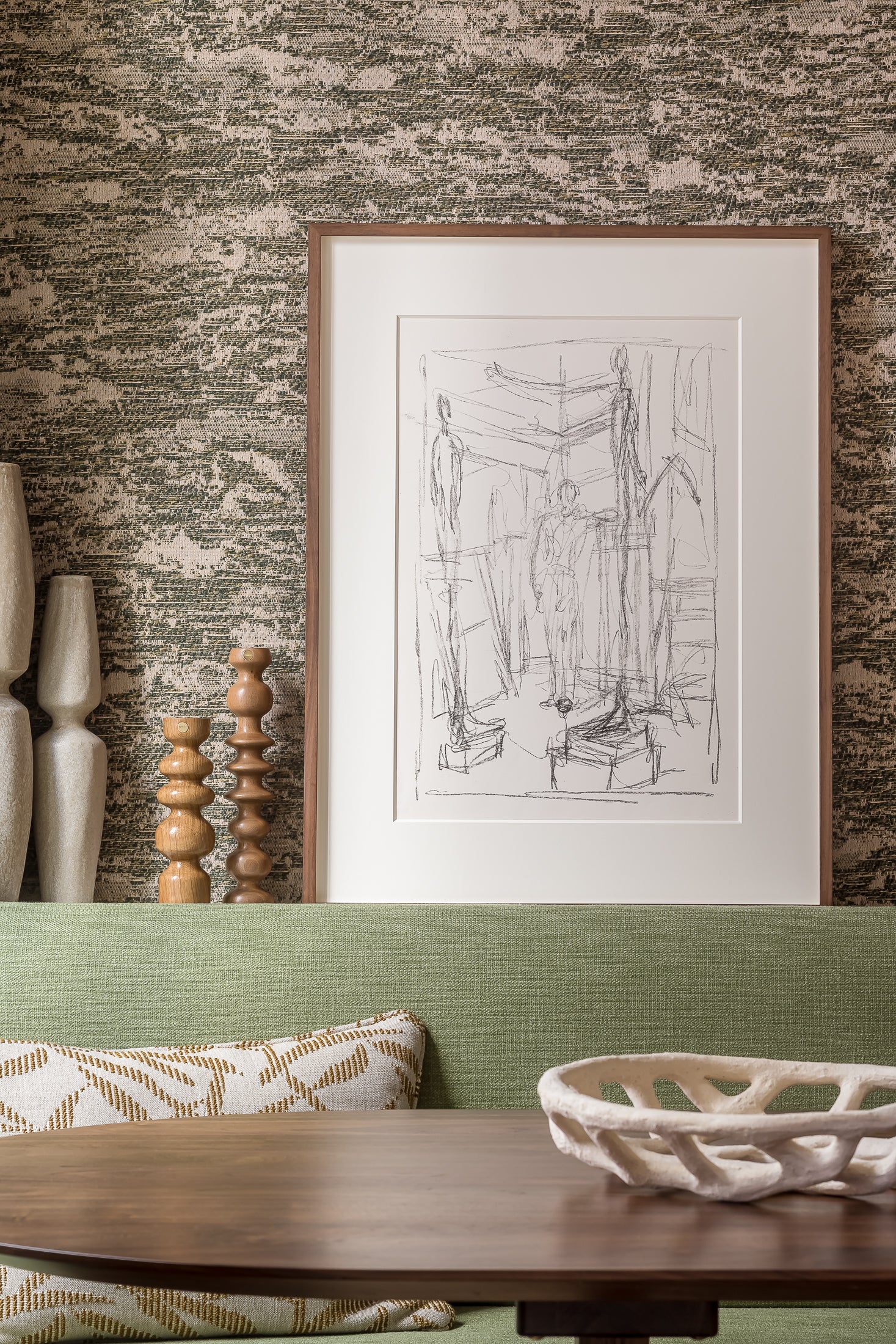 Telle une famille, la collection de bougeoirs Romie Objetti est un clin d'oeil aux diverses créations de l'équipe de Design française "'L'Oeuf centre d'étude". Cet ensemble de totems aux largeurs, hauteurs et essences différentes, avec ou sans bougies habillent votre intérieur comme des sculptures. La finition à la cire d'abeille apporte un rendu satiné et soyeux qui permet de préserver l'aspect naturel et authentique du bois, tout en le sublimant.