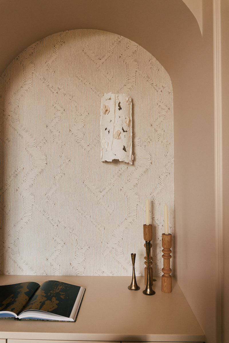 Avec sa structure en métal, l’applique Abaca est soigneusement créée avec amour et délicatesse par l’artiste Emma Karila. Offrant une ambiance chaleureuse à votre intérieur, l’applique en papier allie l’artisanat et la tradition à un esthétique moderne et élégant.  Fabriquée à partir de papier coton abaca, puis sculptée mouillée, en séchant, cette lampe est unique en son genre rendant chaque exemplaire en véritable œuvre d’art.