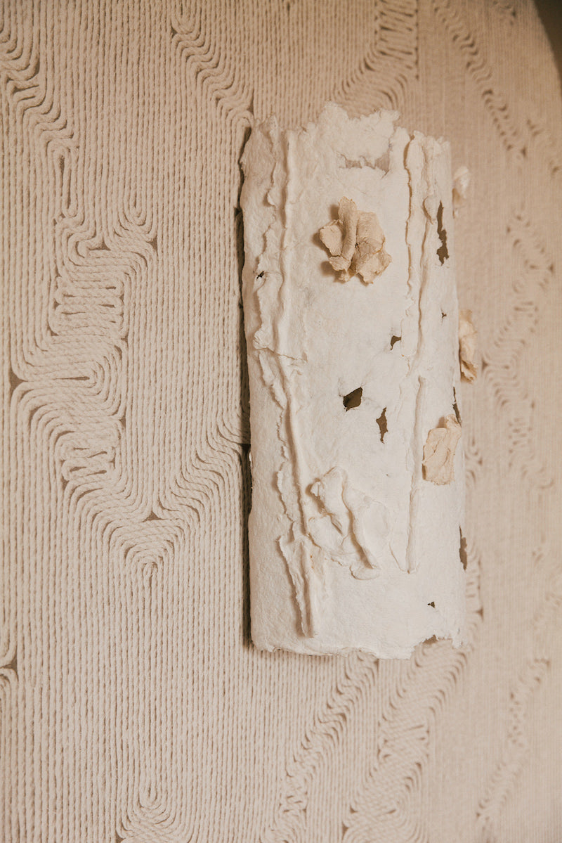 Avec sa structure en métal, l’applique Abaca est soigneusement créée avec amour et délicatesse par l’artiste Emma Karila. Offrant une ambiance chaleureuse à votre intérieur, l’applique en papier allie l’artisanat et la tradition à un esthétique moderne et élégant.  Fabriquée à partir de papier coton abaca, puis sculptée mouillée, en séchant, cette lampe est unique en son genre rendant chaque exemplaire en véritable œuvre d’art.