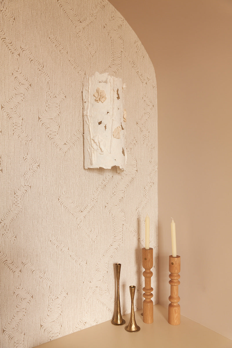 Avec sa structure en métal, l’applique Abaca est soigneusement créée avec amour et délicatesse par l’artiste Emma Karila. Offrant une ambiance chaleureuse à votre intérieur, l’applique en papier allie l’artisanat et la tradition à un esthétique moderne et élégant.  Fabriquée à partir de papier coton abaca, puis sculptée mouillée, en séchant, cette lampe est unique en son genre rendant chaque exemplaire en véritable œuvre d’art.