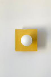 L’Applique Globe de Carré Coco, carreau de céramique rond fait main au Portugal. Coline signe des couleurs vives, vert, jaune, rouge, qui animent le mur avec vivacité.