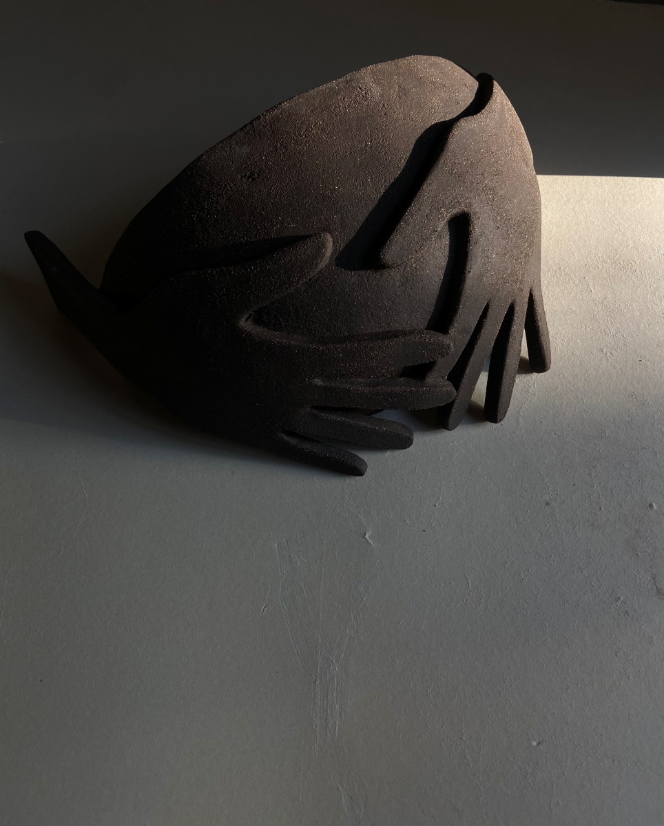 L'applique Je t'abrite fait partie de la collection "à mains nues" évoquant la douceur, la confiance et l'amour inconditionnel. L'artiste Thalia Dalecky a voulu exprimer dans cette pièce la sensation du soutien et de consolation d'une caresse, la tendresse d'une main sur la peau, l'abandon dans l'autre jusqu'à l'acceptation de sa propre vulnérabilité. Se reposer en quelqu'un que l'on aime et baisser sa garde, se laisser porter...