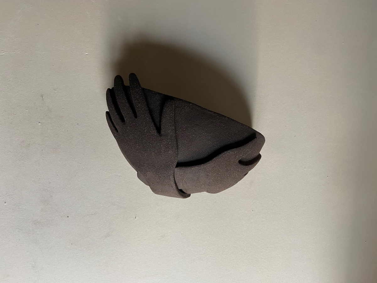 L'applique Je te porte fait partie de la collection "à mains nues" évoquant la douceur, la confiance et l'amour inconditionnel. L'artiste Thalia Dalecky a voulu exprimer dans cette pièce la sensation du soutien et de consolation d'une caresse, la tendresse d'une main sur la peau, l'abandon dans l'autre jusqu'à l'acceptation de sa propre vulnérabilité. Se reposer en quelqu'un que l'on aime et baisser sa garde, se laisser porter...