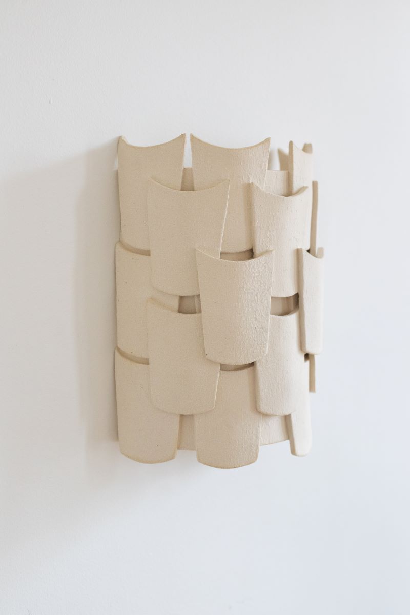 L'applique Sève en exclusivité chez Caroline Andréoni La Maison, tire son nom de la nature, source d'inspiration intarissable de la créatrice Adeline Delesalle. Faisant référence à l'essence même des plantes, la collection Sève s'apparente à des feuilles stylisées de par ses formes et ses empiècements.