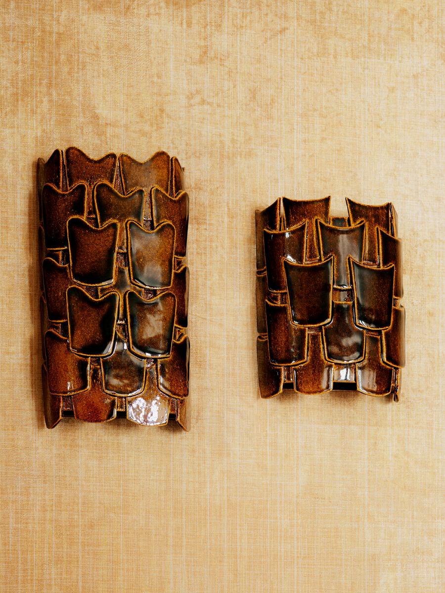 L'applique Sève en exclusivité chez Caroline Andréoni La Maison, tire son nom de la nature, source d'inspiration intarissable de la créatrice Adeline Delesalle. Faisant référence à l'essence même des plantes, la collection Sève s'apparente à des feuilles stylisées de par ses formes et ses empiècements.