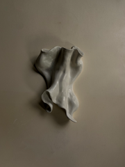 Inspirée par les formes organiques et la beauté naturelle des coquillages, cette applique est réalisée par l'artiste Thalia Dalecky. Cette pièce s'adapte à une variété de styles d'intérieur apportant une touche de sérénité. Confectionné à base de grès crème émaillé, grès crème émaillé, l'applique murale Coquillage ajoute une touche de charme et une atmosphère apaisante votre espace.