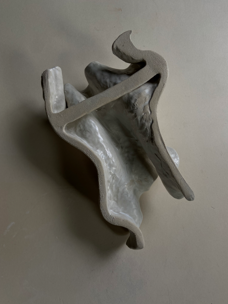 Wall sconce Coquillage by Thalia Dalecky, in cream stoneware with a satin white glaze. Its organic form, between wave and shell, catches light and diffuses a soft, enveloping glow.