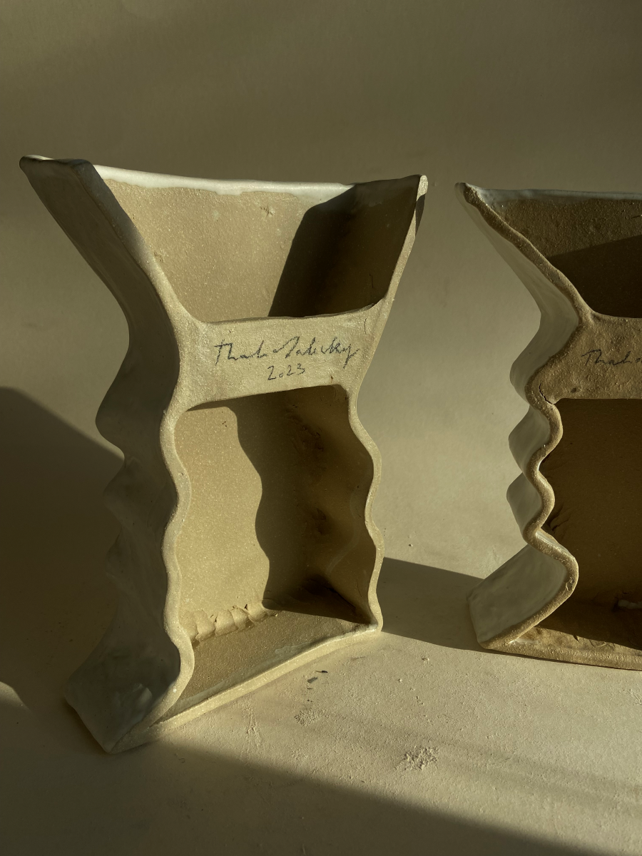 Créée à partir de grès crème émaillé en blanc mat avec une barre en céramique intégrée à l'arrière pour l'accrochage mural, la paire d'appliques Totems est à la fois décorative et lumineuse. L'artiste Thalia Dalecky propose un design géométrique et minimaliste, représentant des lignes des visages de profil.