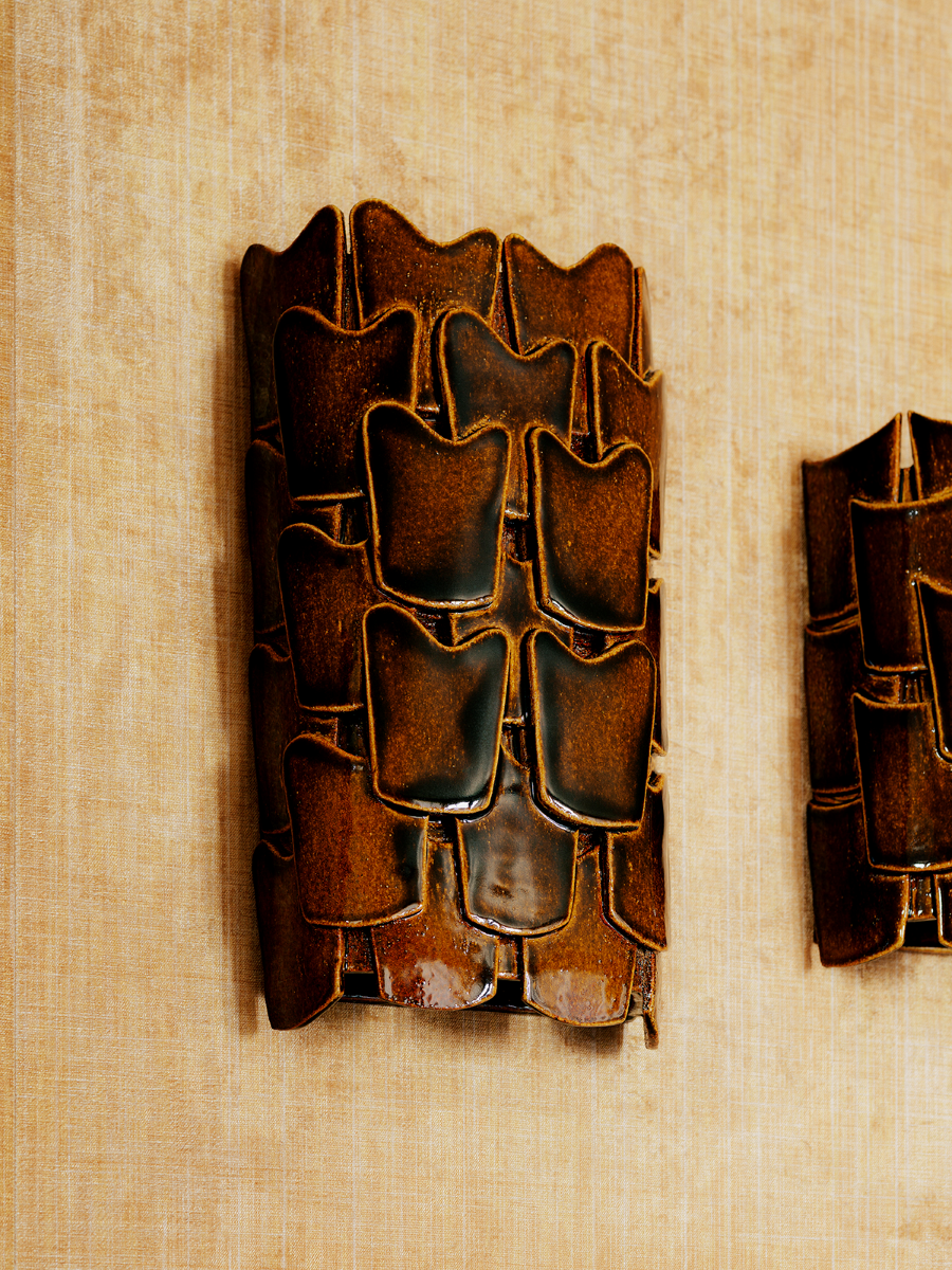 VAGUE est une applique de la créatrice Adeline Delesalle en exclusivité chez Caroline Andréoni La Maison. L’amour de la mer et de la Méditerranée l’ont inspiré pour cette collection aux formes rondes et juxtaposées évoquant les flots.

L'applique est fabriquée avec du grès blanc chamotté, terre lisse à laquelle a été rajoutée de la terre cuite broyée, lui donnant une texture idéale pour le modelage et un grain authentique.