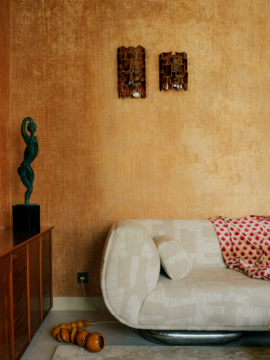 VAGUE est une applique de la créatrice Adeline Delesalle en exclusivité chez Caroline Andréoni La Maison. L’amour de la mer et de la Méditerranée l’ont inspiré pour cette collection aux formes rondes et juxtaposées évoquant les flots.

L'applique est fabriquée avec du grès blanc chamotté, terre lisse à laquelle a été rajoutée de la terre cuite broyée, lui donnant une texture idéale pour le modelage et un grain authentique.