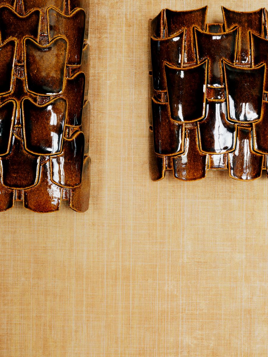 VAGUE est une applique de la créatrice Adeline Delesalle en exclusivité chez Caroline Andréoni La Maison. L’amour de la mer et de la Méditerranée l’ont inspiré pour cette collection aux formes rondes et juxtaposées évoquant les flots.

L'applique est fabriquée avec du grès blanc chamotté, terre lisse à laquelle a été rajoutée de la terre cuite broyée, lui donnant une texture idéale pour le modelage et un grain authentique.