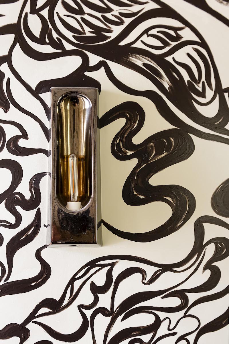 Alliance de l'artisanat et du design contemporain, les appliques Alcove de Violaine d'Harcourt sont fabriquées en céramique émaillée au Portugal, dans une région où le travail de l'argile est une tradition ancestrale. Leur forme s'inspire de l'élément architectural auquel elles ont emprunté leur nom - l'alcôve - qui évoque une ambiance intimiste et feutrée. Au centre de l'applique, une élégante ampoule tubulaire diffuse une lumière tamisée qui sublime les émaux aux teintes naturelles.&nbsp;