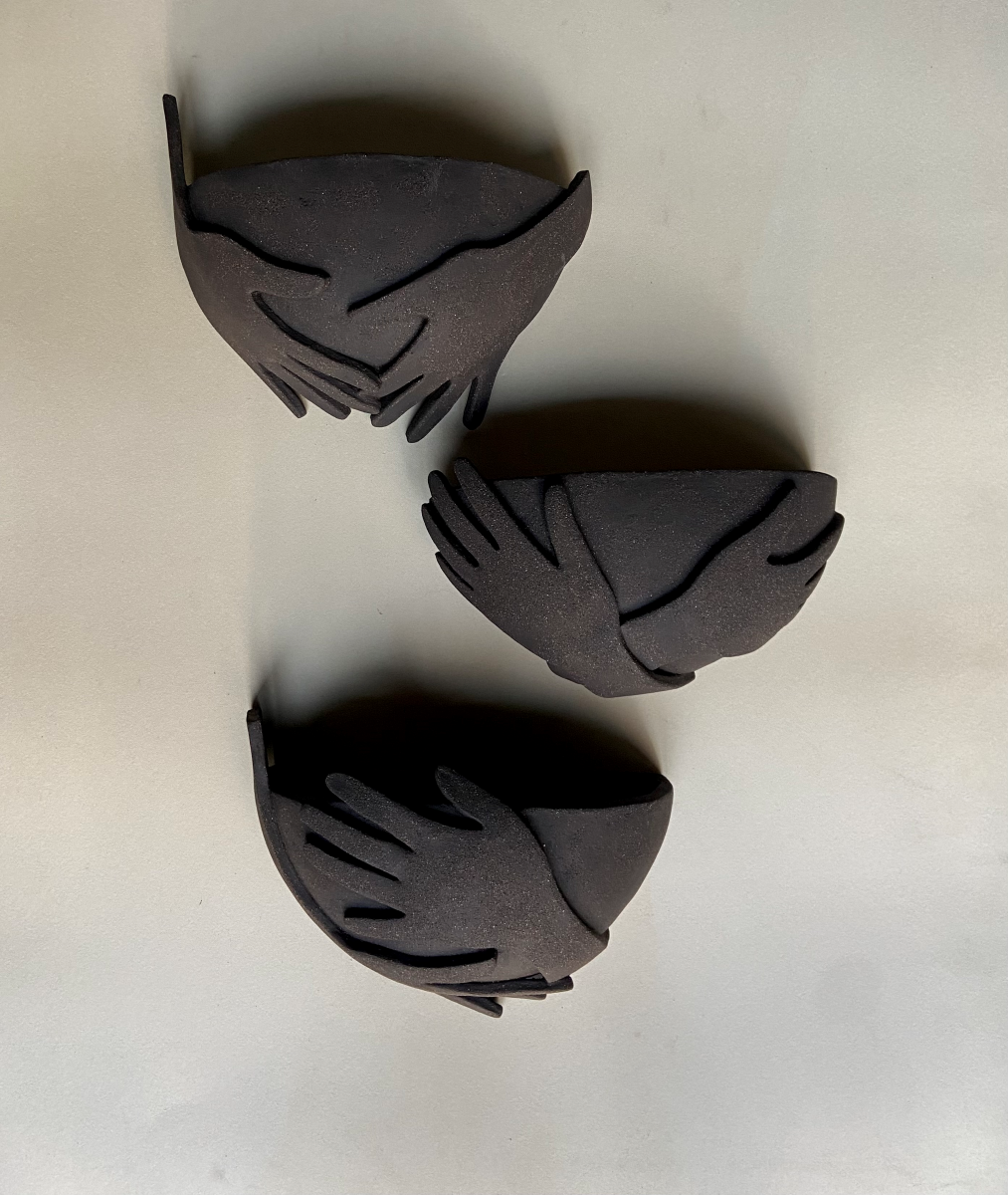 L'applique Je t'abrite fait partie de la collection "à mains nues" évoquant la douceur, la confiance et l'amour inconditionnel. L'artiste Thalia Dalecky a voulu exprimer dans cette pièce la sensation du soutien et de consolation d'une caresse, la tendresse d'une main sur la peau, l'abandon dans l'autre jusqu'à l'acceptation de sa propre vulnérabilité. Se reposer en quelqu'un que l'on aime et baisser sa garde, se laisser porter...