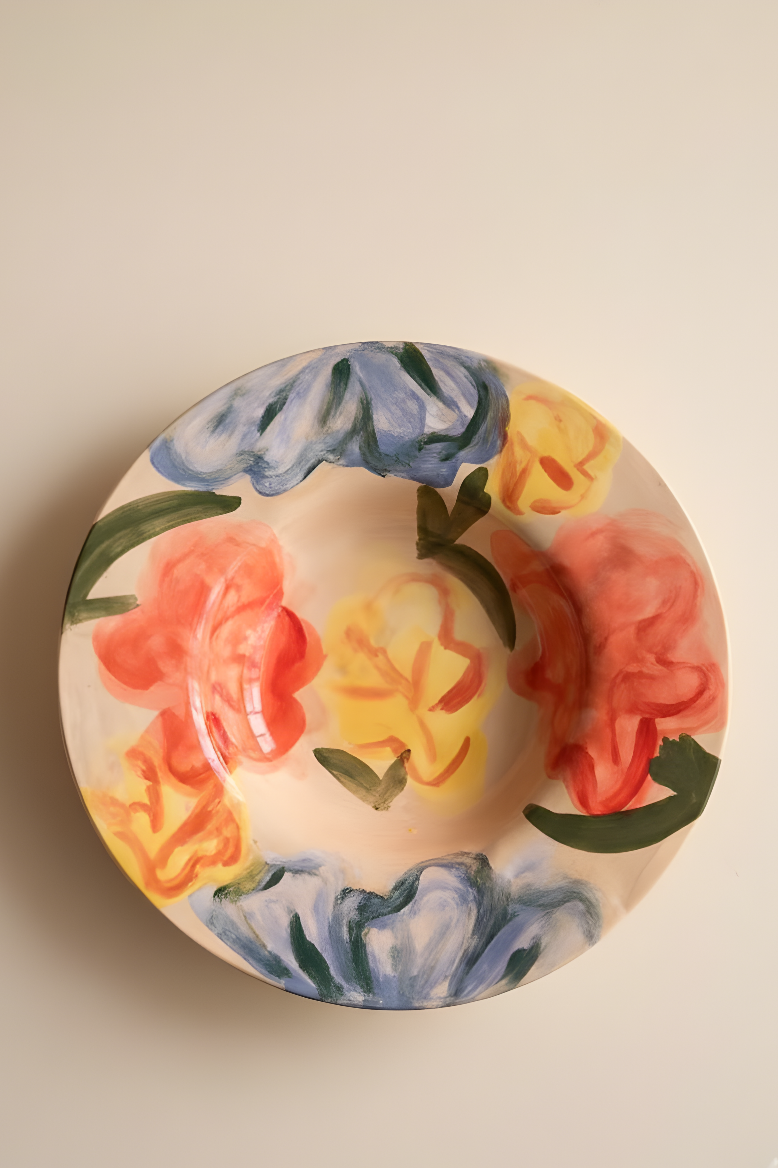 Ces assiettes Florales naissent au tour de potier, puis prennent vie sous les pinceaux de l’atelier marseillais de L’Irrégulière Céramique. Sur chaque pièce, un jardin spontané se déploie : fleurs abstraites, pétales vibrants, couleurs qui s’entremêlent et jouent avec la matière brute.