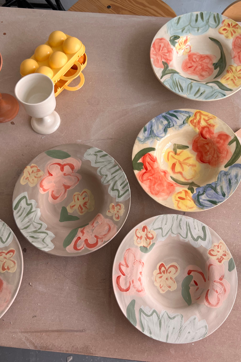 Ces assiettes Florales naissent au tour de potier, puis prennent vie sous les pinceaux de l’atelier marseillais de L’Irrégulière Céramique. Sur chaque pièce, un jardin spontané se déploie : fleurs abstraites, pétales vibrants, couleurs qui s’entremêlent et jouent avec la matière brute.