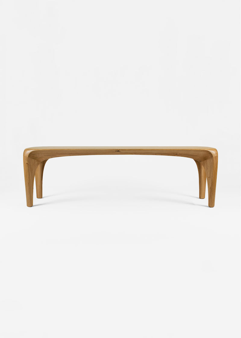 La collection Spline est à mi-chemin entre mobilier et sculpture. Elle s'éloigne des formes géométriques et rectilignes pour tendre vers des lignes naturalistes en quête de fluidité et de continuité. Les meubles sont à regarder, à toucher et à ressentir. Chaque pièce est unique, faite à la main, signée et datée. Autres dimensions et essences de bois sur demande.