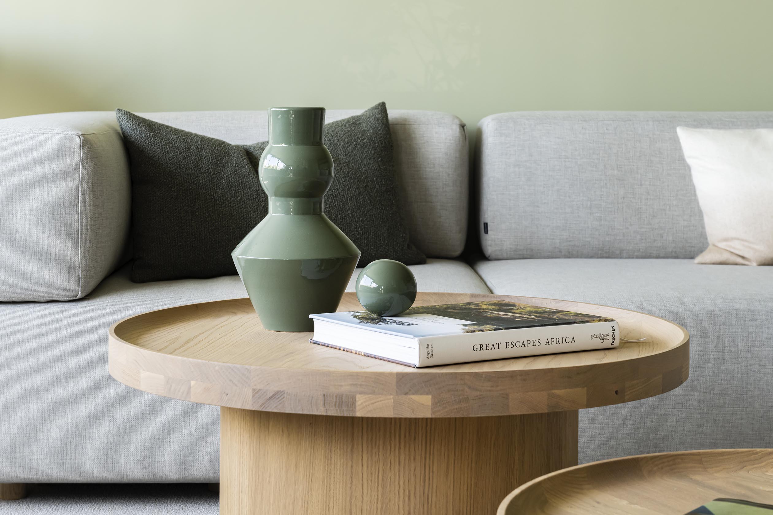 Pièce iconique de&nbsp; notre &nbsp;collection signature, le vase Pico se pare d'une nouvelle robe&nbsp;vert d'Égypte pour &nbsp;Résonance et viendra&nbsp; sublimer &nbsp;délicatement votre intérieur.  Objet sculptural par excellence, Pico se pose et se compose, agrémenté de sa sphère posée sur le haut ou déposée sur le côté, il évolue selon vos envies, se transformant de vase en sculpture et de sculpture en vase. Alternance de formes généreuses et graphiques, ils sauront vivre seuls ou en paire.