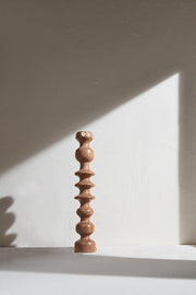 Telle une famille, la collection de bougeoirs Romie Objetti est un clin d'oeil aux diverses créations de l'équipe de Design française "'L'Oeuf centre d'étude". Cet ensemble de totems aux largeurs, hauteurs et essences différentes, avec ou sans bougies habillent votre intérieur comme des sculptures. La finition à la cire d'abeille apporte un rendu satiné et soyeux qui permet de préserver l'aspect naturel et authentique du bois, tout en le sublimant.