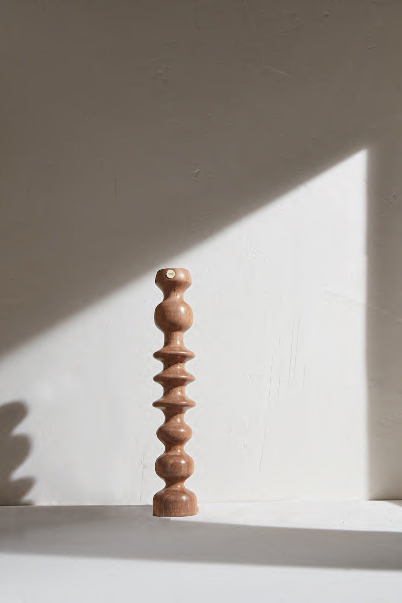 Telle une famille, la collection de bougeoirs Romie Objetti est un clin d'oeil aux diverses créations de l'équipe de Design française "'L'Oeuf centre d'étude". Cet ensemble de totems aux largeurs, hauteurs et essences différentes, avec ou sans bougies habillent votre intérieur comme des sculptures. La finition à la cire d'abeille apporte un rendu satiné et soyeux qui permet de préserver l'aspect naturel et authentique du bois, tout en le sublimant.