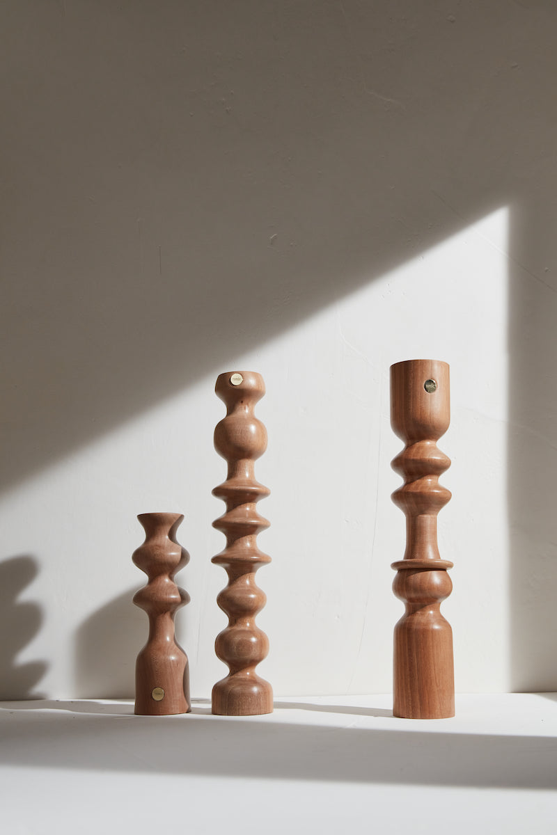 Telle une famille, la collection de bougeoirs Romie Objetti est un clin d'oeil aux diverses créations de l'équipe de Design française "'L'Oeuf centre d'étude". Cet ensemble de totems aux largeurs, hauteurs et essences différentes, avec ou sans bougies habillent votre intérieur comme des sculptures. La finition à la cire d'abeille apporte un rendu satiné et soyeux qui permet de préserver l'aspect naturel et authentique du bois, tout en le sublimant.