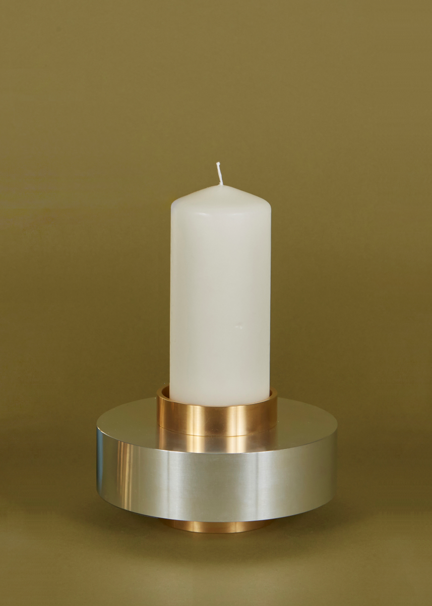 Contraste entre les métaux bruts et la fluidité de la cire, les bougeoirs sont apparus tout de suite dans le design de Marine Breynaert, et sont devenus iconiques depuis.&nbsp; Ce sont toujours des pièces à assembler : chaque bougeoir est une architecture minimale. Ils peuvent être posés seuls sur une cheminée, en famille en centre de table, ou mélangés à des bougeoirs anciens. Leur style intemporel se marie à des intérieurs très contemporains comme aux genres classiques et art déco.