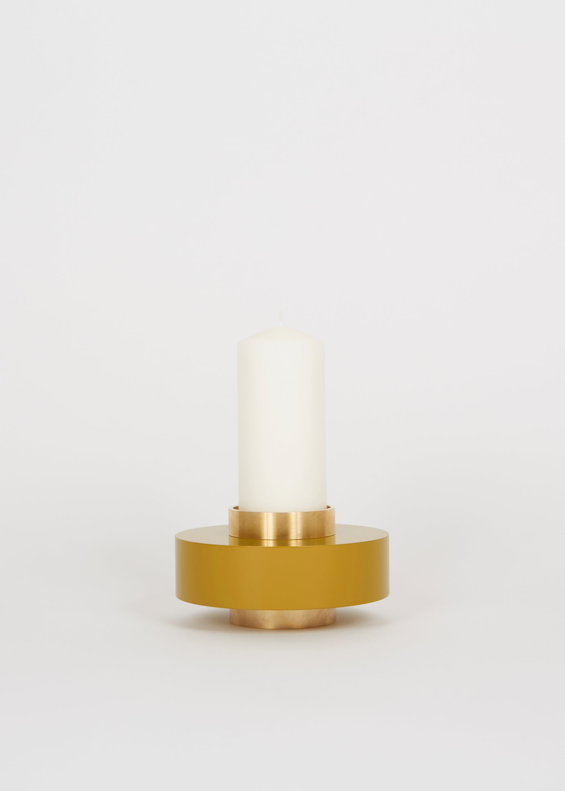 Contraste entre les métaux bruts et la fluidité de la cire, les bougeoirs sont apparus tout de suite dans le design de Marine Breynaert, et sont devenus iconiques depuis. Ce sont toujours des pièces à assembler : chaque bougeoir est une architecture minimale. Ils peuvent être posés seuls sur une cheminée, en famille en centre de table, ou mélangés à des bougeoirs anciens. Leur style intemporel se marie à des intérieurs très contemporains comme aux genres classiques et art déco.