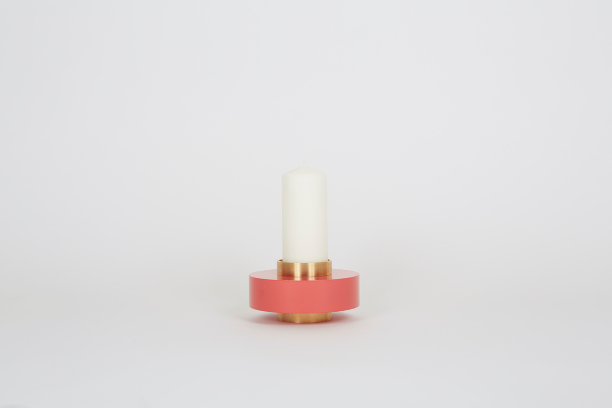 Contraste entre les métaux bruts et la fluidité de la cire, les bougeoirs sont apparus tout de suite dans le design de Marine Breynaert, et sont devenus iconiques depuis. Ce sont toujours des pièces à assembler : chaque bougeoir est une architecture minimale. Ils peuvent être posés seuls sur une cheminée, en famille en centre de table, ou mélangés à des bougeoirs anciens. Leur style intemporel se marie à des intérieurs très contemporains comme aux genres classiques et art déco.