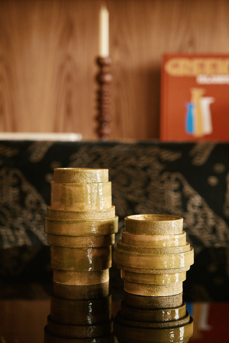 Le bougeoir Écorce en exclusivité chez Caroline Andréoni La Maison est réalisé en grès blanc chamotté, terre lisse à laquelle a été rajoutée de la terre cuite broyée lui donnant une texture idéale pour le modelage et un grain authentique. Il est proposé brut ou émaillé couleur cognac et vert. Dans les 2 finitions, l’intérieur est émaillé transparent afin de les utiliser en vase. La collection Écorce est réalisée selon la technique de la plaque et entièrement façonnées à la main.