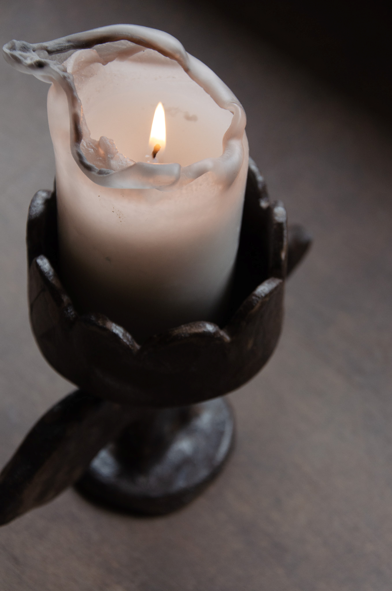 Le grand bougeoir / porte-bougies Fleurs est entièrement modelé à la main au Portugal en grès naturel. Chaque pièce, délicatement façonnée, évoque la simplicité des formes organiques et la beauté du geste artisanal.

Pensé pour accompagner vos moments du quotidien, ce chandelier se prête aussi bien à la décoration d’une table qu’à la création d’une ambiance lumineuse et poétique.
Des objets à la fois utiles et décoratifs, conçus pour traverser le temps et sublimer vos intérieurs.