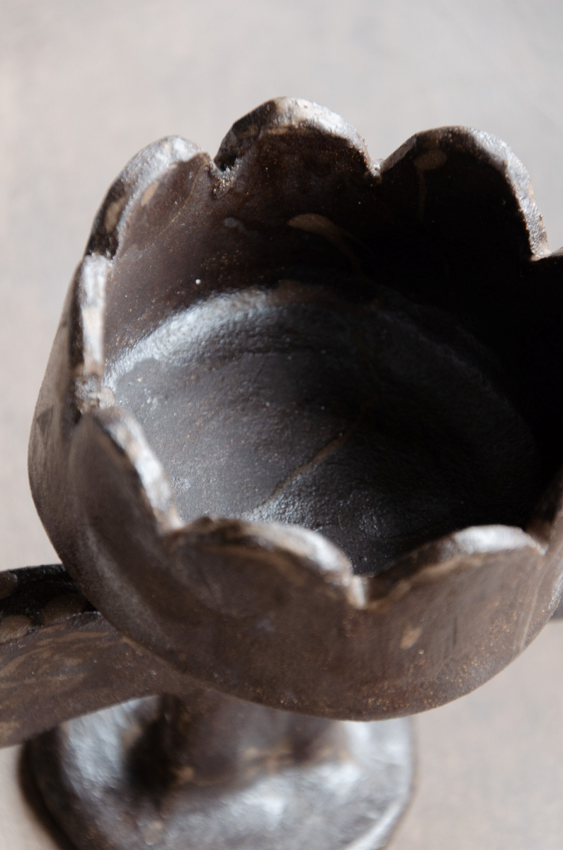 Le grand bougeoir / porte-bougies Fleurs est entièrement modelé à la main au Portugal en grès naturel. Chaque pièce, délicatement façonnée, évoque la simplicité des formes organiques et la beauté du geste artisanal.

Pensé pour accompagner vos moments du quotidien, ce chandelier se prête aussi bien à la décoration d’une table qu’à la création d’une ambiance lumineuse et poétique.
Des objets à la fois utiles et décoratifs, conçus pour traverser le temps et sublimer vos intérieurs.