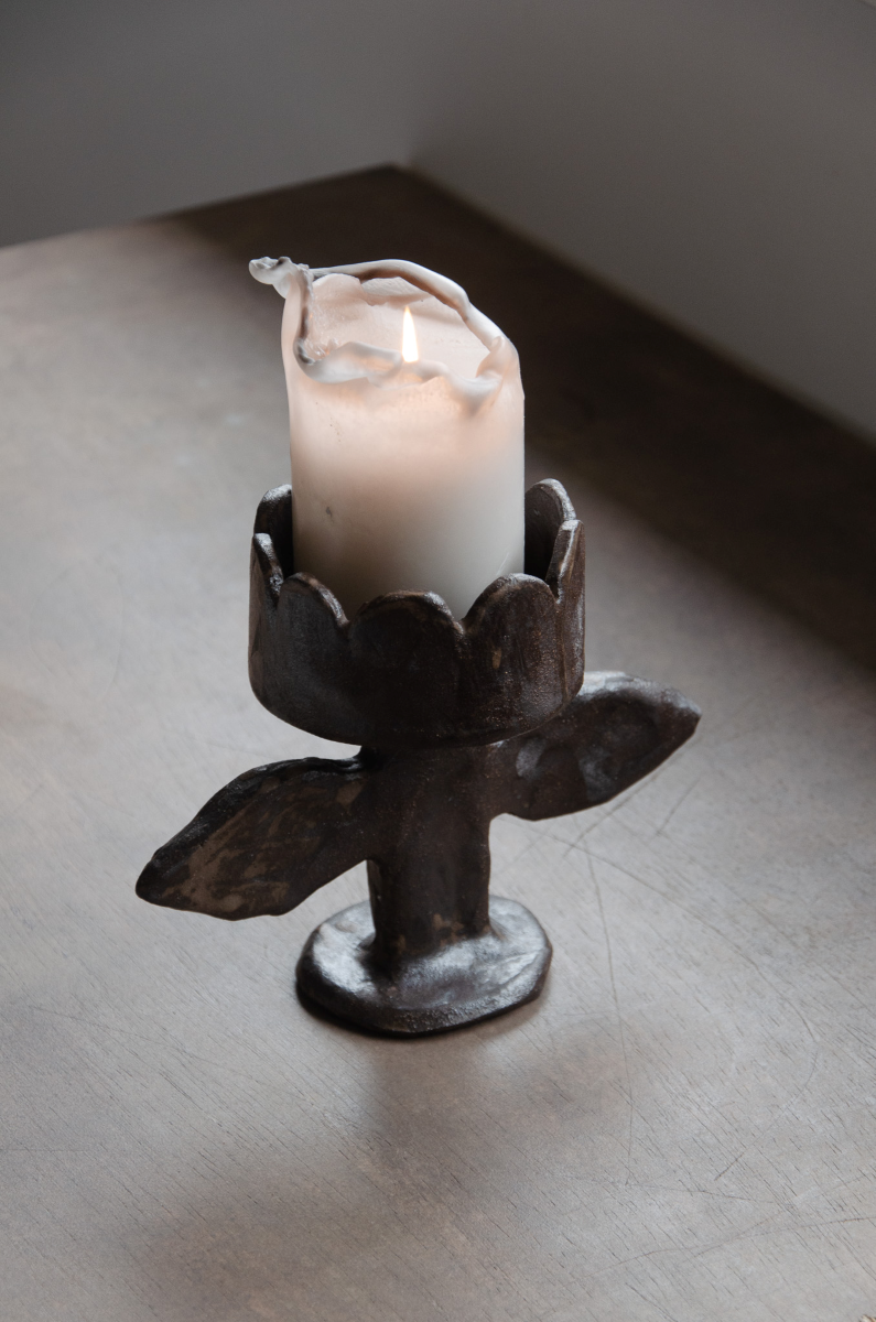 Le grand bougeoir / porte-bougies Fleurs est entièrement modelé à la main au Portugal en grès naturel. Chaque pièce, délicatement façonnée, évoque la simplicité des formes organiques et la beauté du geste artisanal.

Pensé pour accompagner vos moments du quotidien, ce chandelier se prête aussi bien à la décoration d’une table qu’à la création d’une ambiance lumineuse et poétique.
Des objets à la fois utiles et décoratifs, conçus pour traverser le temps et sublimer vos intérieurs.
