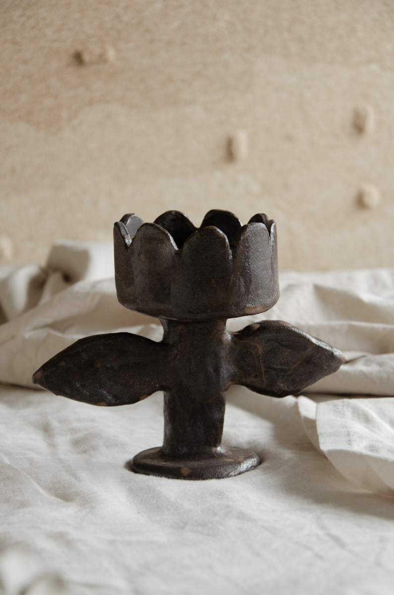 Le grand bougeoir / porte-bougies Fleurs est entièrement modelé à la main au Portugal en grès naturel. Chaque pièce, délicatement façonnée, évoque la simplicité des formes organiques et la beauté du geste artisanal.

Pensé pour accompagner vos moments du quotidien, ce chandelier se prête aussi bien à la décoration d’une table qu’à la création d’une ambiance lumineuse et poétique.
Des objets à la fois utiles et décoratifs, conçus pour traverser le temps et sublimer vos intérieurs.