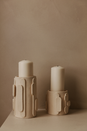 Le bougeoir Glow en exclusivité chez Caroline Andréoni La Maison tire son nom de l'éclat qu'il apporte, en anglais, évoquant ainsi la luminosité naturelle qui inspire infatigablement la créatrice Adeline Delesalle. Ce vase en moyen modèle est réalisé selon la technique de la plaque, résultat du savoir-faire de l'artiste, entièrement réalisé à la main dans ses ateliers en France. Les cylindres sont "griffés" afin de créer un contraste de matière entre le support et les éléments ajoutés.