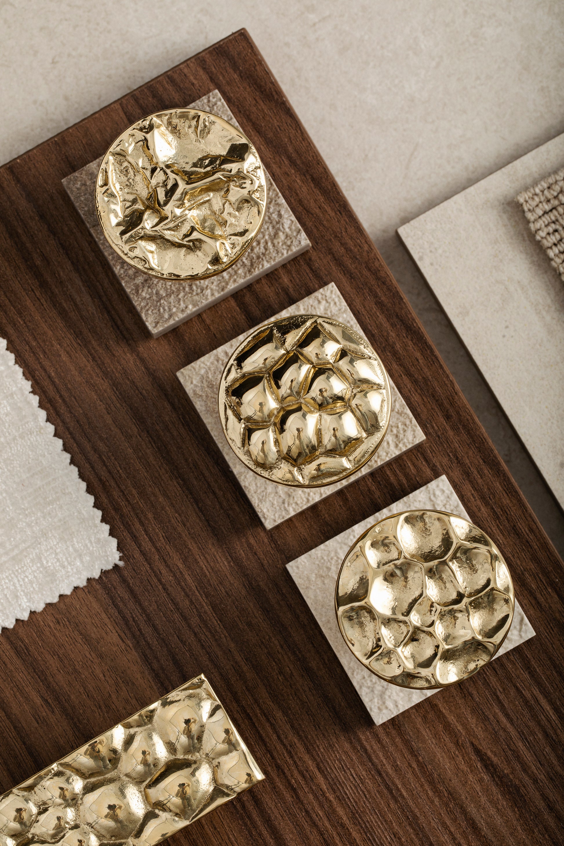 La Poignée de meuble Paper par PAP DECO, demi-cercle ou cercle de laiton à la surface froissée, coulée à la main dans la fonderie familiale polonaise. Combinée en série, elle compose une façade sculpturale. Disponible en 5 tailles et 7 finitions.