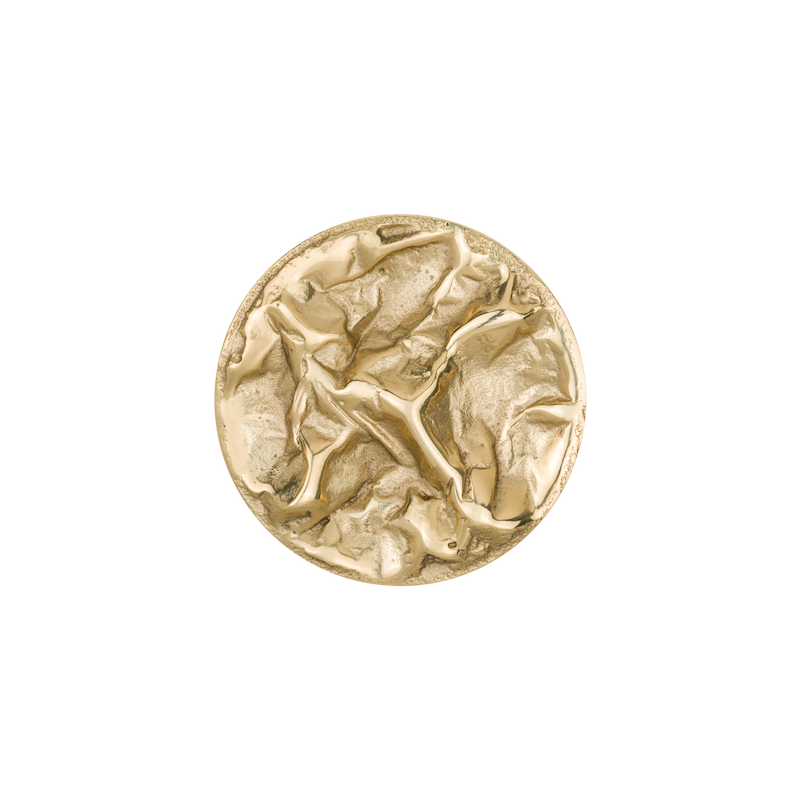 La poignée de meubles Paper en laiton est fabriquée à la main selon la technologie de moulage traditionnelle en Pologne, par des artisans expérimentés.  L'objet décoratif, en forme de demi-cercle ou de cercle, tire sa singularité de la structure du papier froissé et s'adapte à chaque style de décoration intérieure.  En combinaison avec d'autres poignées de meubles de la série Paper, elle créera une composition unique.