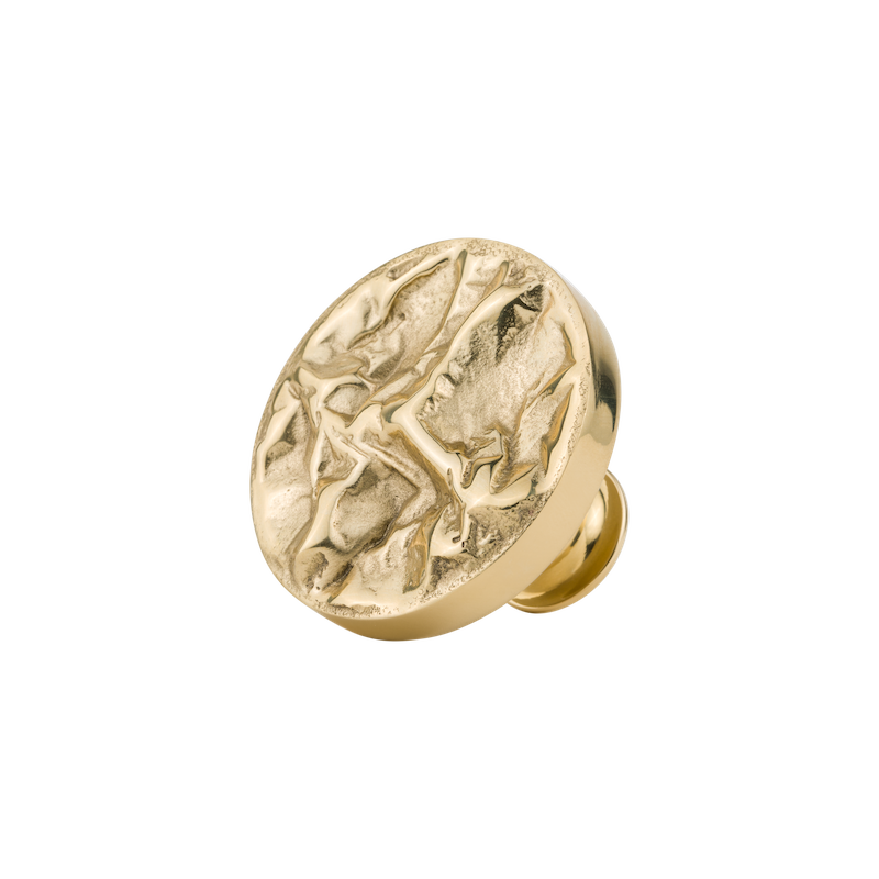 La poignée de meubles Paper en laiton est fabriquée à la main selon la technologie de moulage traditionnelle en Pologne, par des artisans expérimentés.  L'objet décoratif, en forme de demi-cercle ou de cercle, tire sa singularité de la structure du papier froissé et s'adapte à chaque style de décoration intérieure.  En combinaison avec d'autres poignées de meubles de la série Paper, elle créera une composition unique.