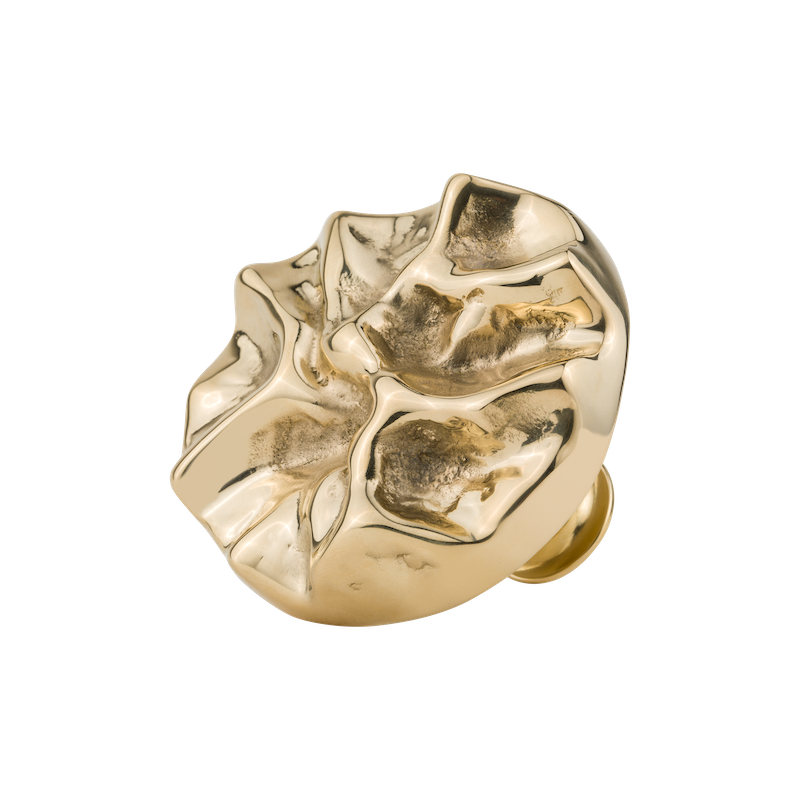 La poignée de meubles Tide en laiton est fabriquée à la main selon la technologie de moulage traditionnelle en Pologne, par des artisans expérimentés.  La forme irrégulière d'un ruban de soie à l'éclat subtil - c'est ainsi que l'on peut décrire en une phrase la poignée de meuble Tide en laiton.