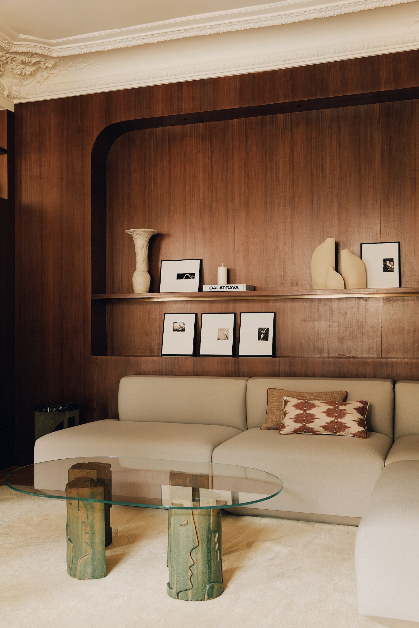 Le guéridon Sirènes proposé en exclusivité chez Caroline Andréoni La Maison est réalisée par l'artiste Thalia Dalecky. Cette petite table d'appoint présente deux femmes sculptées en bas-relief le long du pied de la table. Elle peut être posée en bout de canapé ou bien sur une étagère pour apporter de la hauteur à votre espace.