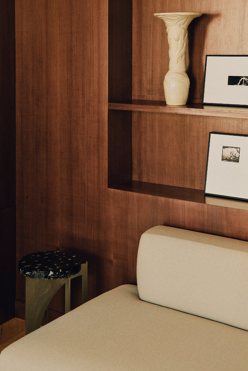 Le guéridon Sirènes proposé en exclusivité chez Caroline Andréoni La Maison est réalisée par l'artiste Thalia Dalecky. Cette petite table d'appoint présente deux femmes sculptées en bas-relief le long du pied de la table. Elle peut être posée en bout de canapé ou bien sur une étagère pour apporter de la hauteur à votre espace.