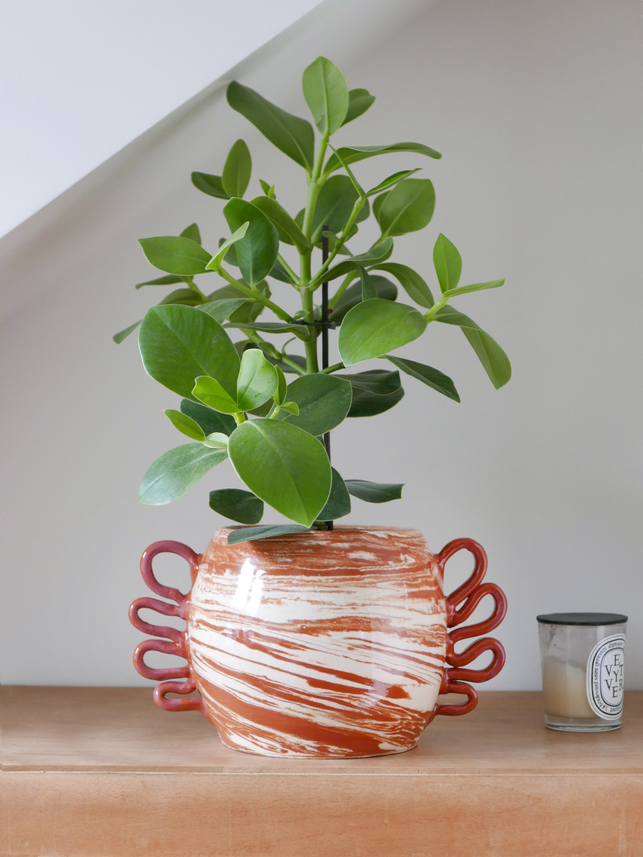 Ces objets en faïence émaillée sont entièrement façonnés à la main par un artisan potier marocain travaillant dans l’Atlas. Gardien d’une tradition séculaire, il a repris l’atelier familial et perpétue un savoir-faire précieux. Les objets sont tournés un par un à la main en utilisant la technique des terres mêlées. Il s’agit de mélanger des argiles blanches et rouges afin de créer des motifs aléatoires marbrés ou zébrés dans des teintes naturelles terracotta. Chacun de ces objets est ainsi totalement unique