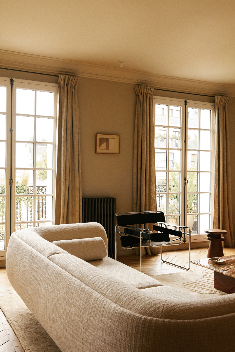 Pièce phare de notre collection Cienna , le canapé Le C. par Caroline Andréoni incarne un équilibre parfait entre un design audacieux et un confort enveloppant. Inspirée de l'architecture navale, sa structure en bois rappelle la coque d'un bateau, offrant à la fois robustesse et légèreté. Ses deux pieds en métal brut, façonnés comme des galets polis par le temps, viennent ancrer cette pièce avec une touche de modernité naturelle. Ils se contrastent subtilement avec les lignes généreuses du canapé.