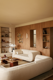 Pièce phare de notre collection Cienna , le canapé Le C. par Caroline Andréoni incarne un équilibre parfait entre un design audacieux et un confort enveloppant. Inspirée de l'architecture navale, sa structure en bois rappelle la coque d'un bateau, offrant à la fois robustesse et légèreté. Ses deux pieds en métal brut, façonnés comme des galets polis par le temps, viennent ancrer cette pièce avec une touche de modernité naturelle. Ils se contrastent subtilement avec les lignes généreuses du canapé.