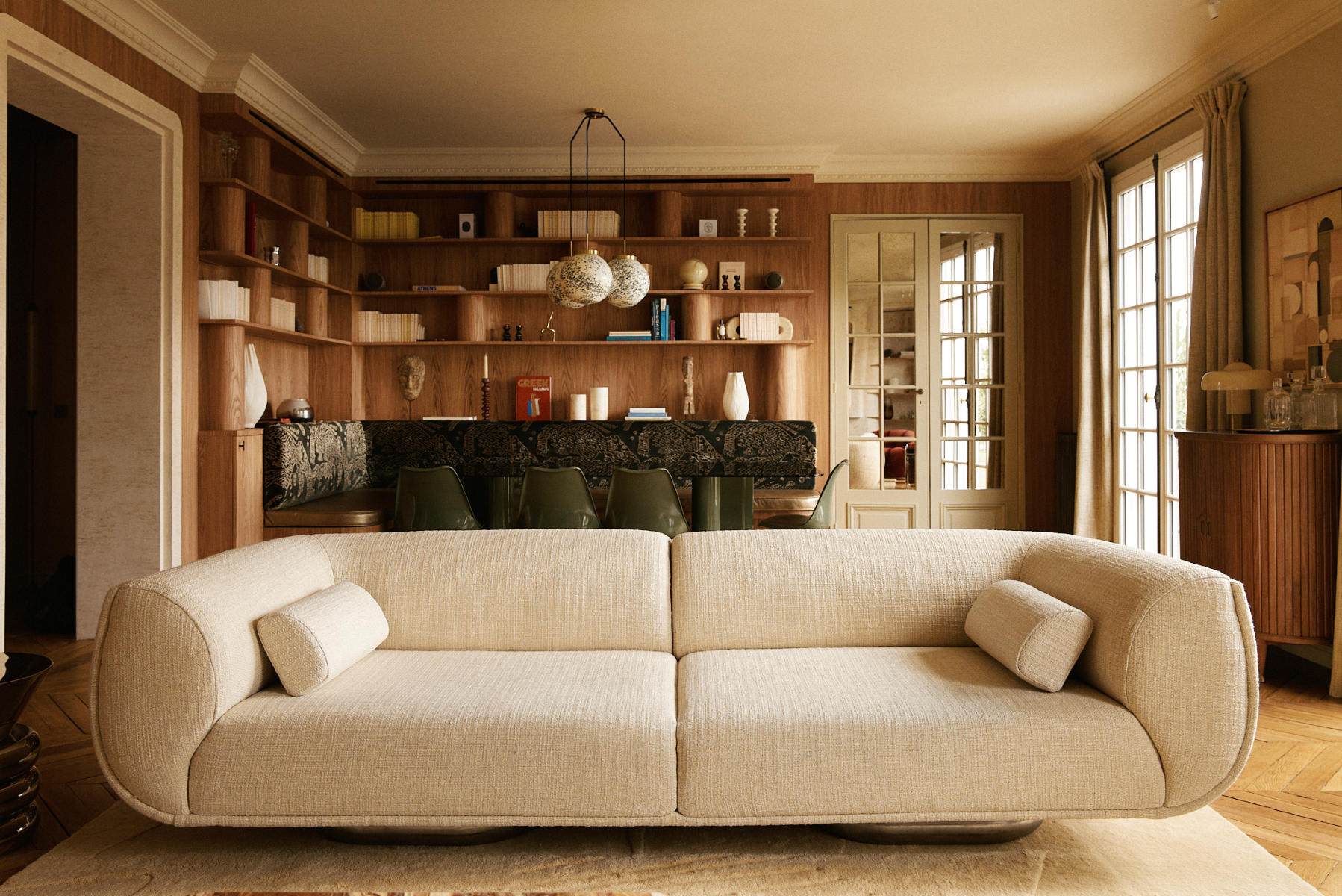 Pièce phare de notre collection Cienna , le canapé Le C. par Caroline Andréoni incarne un équilibre parfait entre un design audacieux et un confort enveloppant. Inspirée de l'architecture navale, sa structure en bois rappelle la coque d'un bateau, offrant à la fois robustesse et légèreté. Ses deux pieds en métal brut, façonnés comme des galets polis par le temps, viennent ancrer cette pièce avec une touche de modernité naturelle. Ils se contrastent subtilement avec les lignes généreuses du canapé.