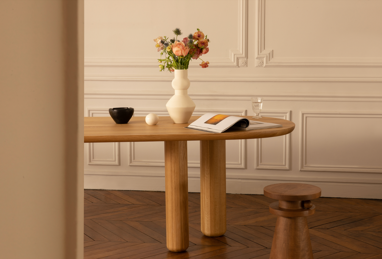 Collection Caroline Andréoni La Maison. Table à dîner en bois massif, se décline en table basse. Première collection Caroline Andréoni, agence d'architecture d'intérieur.