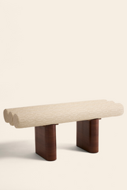 Le Pompidou, c’est une banquette pensée comme une véritable pièce architecturale. Ses lignes sculpturales apportent rythme et équilibre, entre minimalisme et sophistication. Plus qu’un meuble, il donne une présence à l’espace, le structure et le met en valeur.
Le choix des matières reflète ce caractère : un velours profond qui souligne la fluidité de ses formes, un tissu texturé qui apporte de la modernité, et des finitions soignées qui renforcent son identité. 