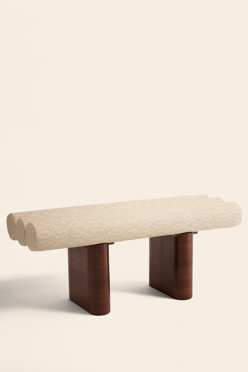 Le Pompidou, c’est une banquette pensée comme une véritable pièce architecturale. Ses lignes sculpturales apportent rythme et équilibre, entre minimalisme et sophistication. Plus qu’un meuble, il donne une présence à l’espace, le structure et le met en valeur.
Le choix des matières reflète ce caractère : un velours profond qui souligne la fluidité de ses formes, un tissu texturé qui apporte de la modernité, et des finitions soignées qui renforcent son identité. 