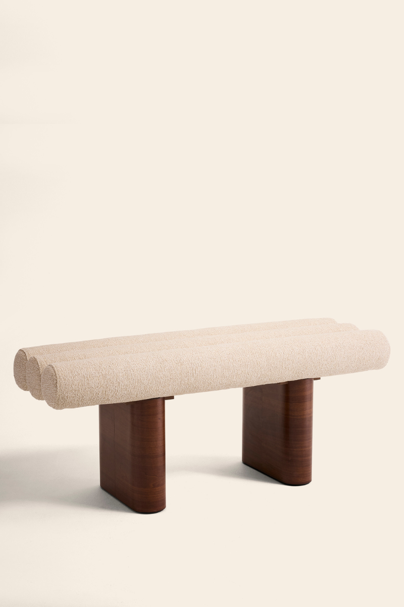 Le Pompidou, c’est une banquette pensée comme une véritable pièce architecturale. Ses lignes sculpturales apportent rythme et équilibre, entre minimalisme et sophistication. Plus qu’un meuble, il donne une présence à l’espace, le structure et le met en valeur.
Le choix des matières reflète ce caractère : un velours profond qui souligne la fluidité de ses formes, un tissu texturé qui apporte de la modernité, et des finitions soignées qui renforcent son identité. 